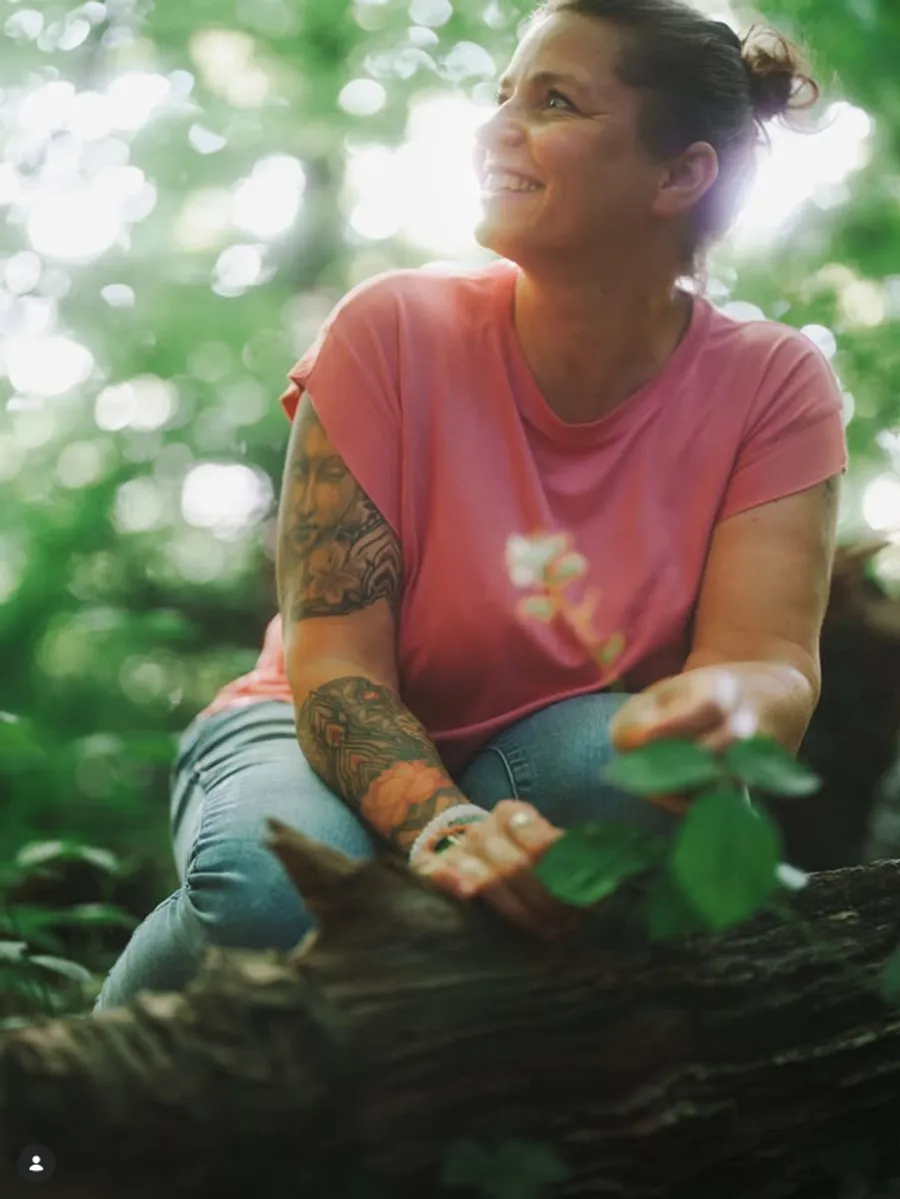 Caro bei einer Wildkräuterwanderung im Wald