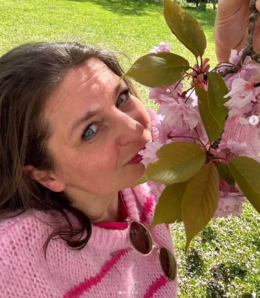 Frühling: Caro zwischen Kirschblüten