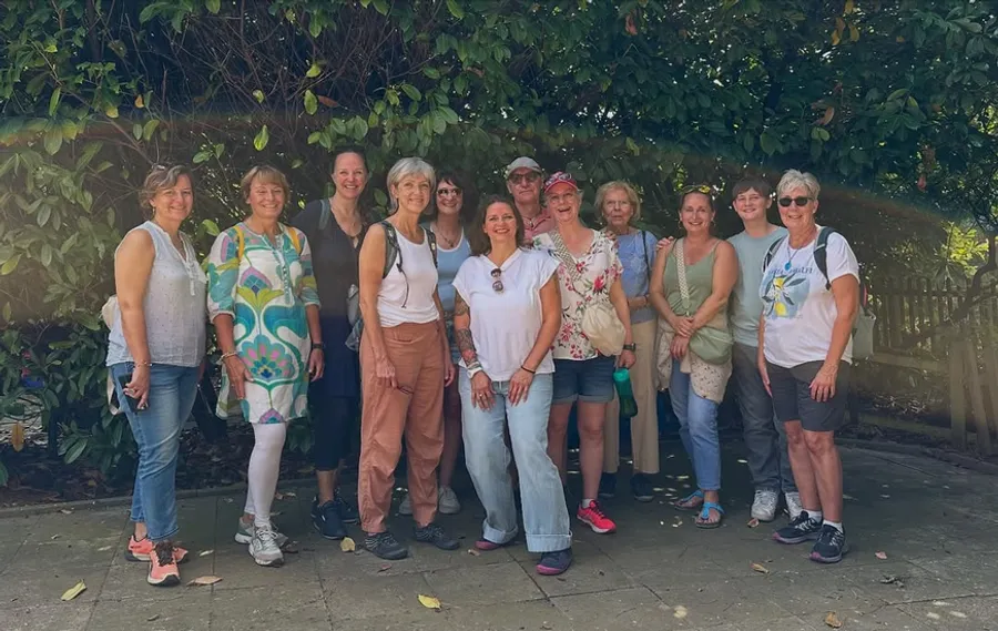 Gruppe gemeinsam nach einer Wildkräuterwanderung